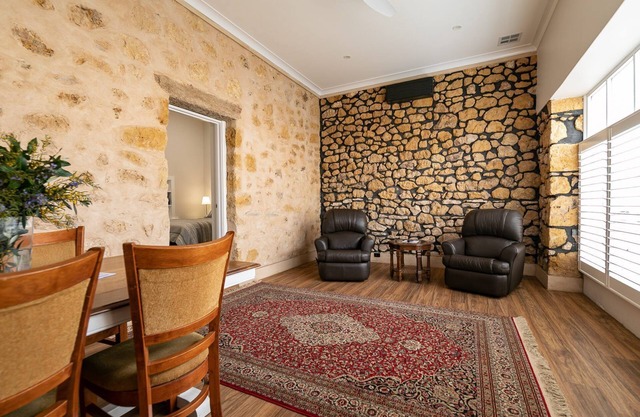 Mannum Riverside Retreat; Historic, Stylish and Central.