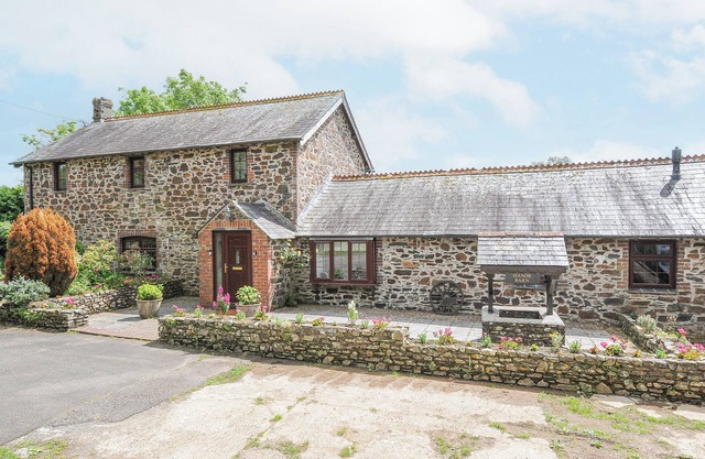 MANOR BARN, pet friendly, country holiday cottage in Saltash