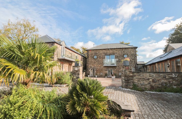 MANOR COTTAGES, pet friendly, with pool in Bratton Clovelly