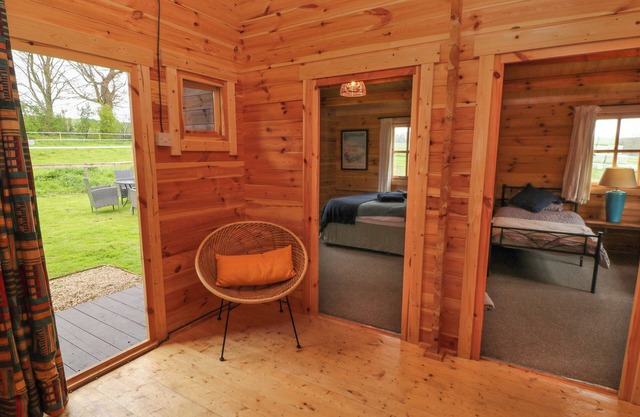 MANOR FARM CABIN, pet friendly, with open fire in Wantage