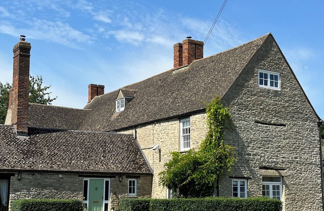 Manor House - balayage du manoir géorgien dans un hameau au bord du canal