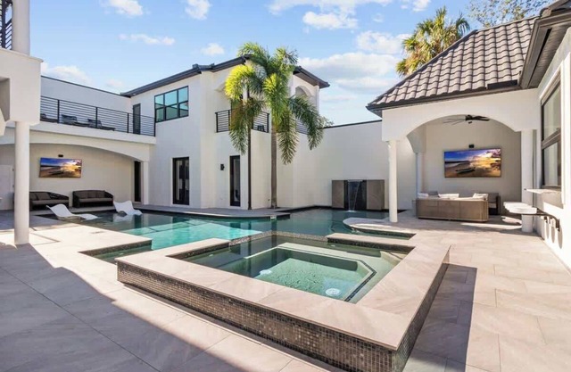 S. Tampa 10 Bedroom Mansion - Private Resort!