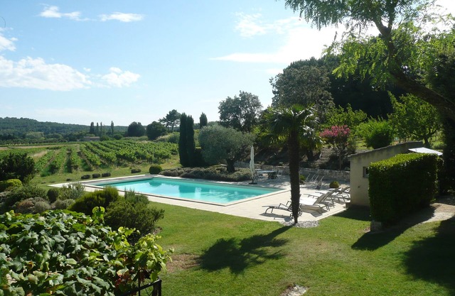 Authentique mas Provençal climatisé avec piscine chauffée.