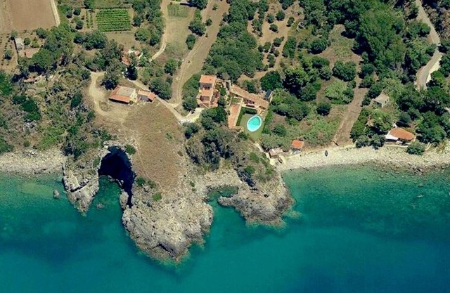 Vieille maison de maître à Capo Vaticano avec vue sur la mer