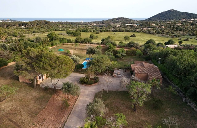 Mansion dans la campagne près de la plage avec vue sur mer