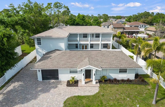 Mansion Lux: 16 Guests- Pickleball Court, Full Arcade, Private Pool and outdoor Kitchen.