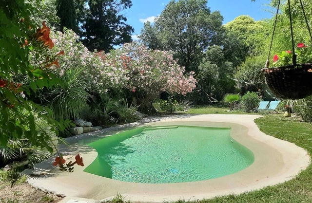 Maison de caractère en pierres avec piscine chauffée et jacuzzi