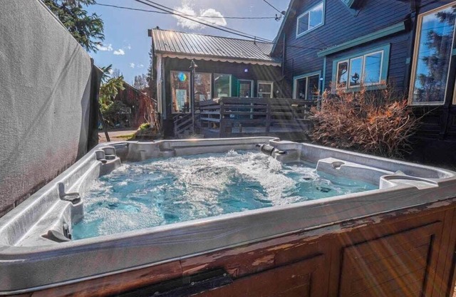 Manoir victorien historique avec salle de sport, spa, table de billard et bain à remous!