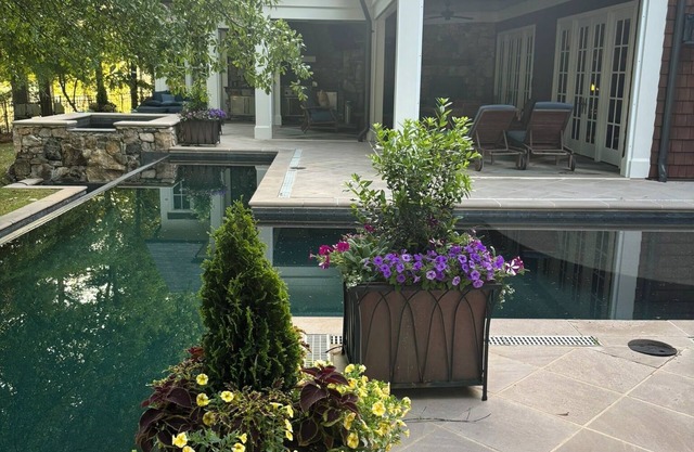 Mansion on the Savannah River. 8 miles from the Augusta National Golf Course.