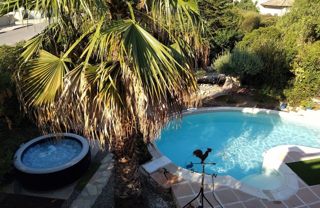batisse en pierres avec piscine, spa, jardin, proche mer