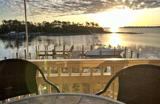 Condo au bord de l'eau dans le quartier historique surplombe le port de Manteo!
