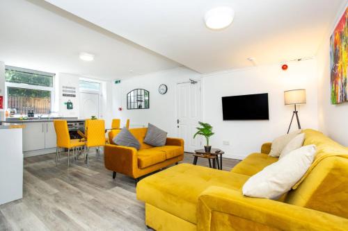 Manygates by Alt-Stay Accommodation - 4 Bed Ground Floor Apartment Ideal For Workforces & Relocations - Weekly & Monthly Rates Available