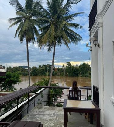 Maophasok river side hotel