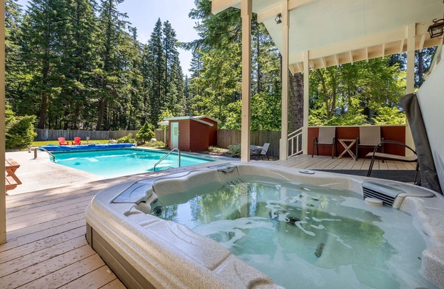 Maple Leaf Lodge-Hot Tub, Fenced Yard, WIFI, Dogs