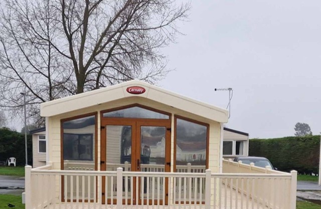 Maple Lodge with lake view, dog friendly at Southview, Skegness