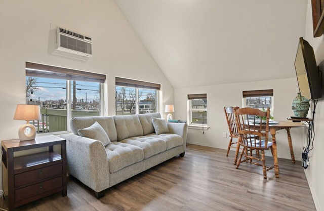 Maple Leaf - 3 Bdrm Apartment queen with Balcony