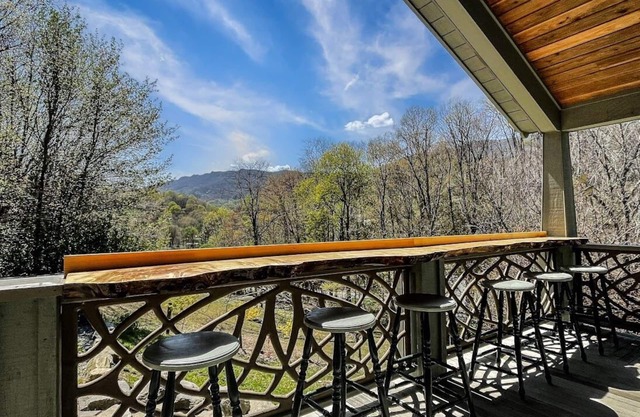 Maple Mountain Retreat! Views, Arcade Rm, Theater, Hot tub