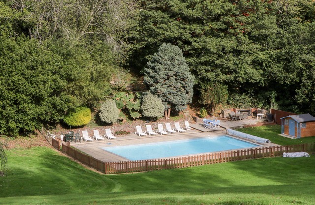 MAPLE TREE VIEW, family friendly, with pool in Blackawton