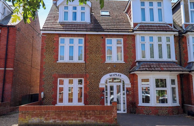 MAPLES, pet friendly, character holiday cottage in Hunstanton