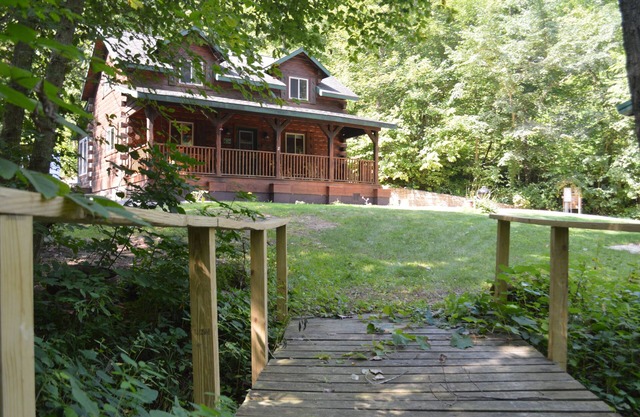Maplewood Cabin: Secluded Romance with Private Hot Tub while Star Gazing.