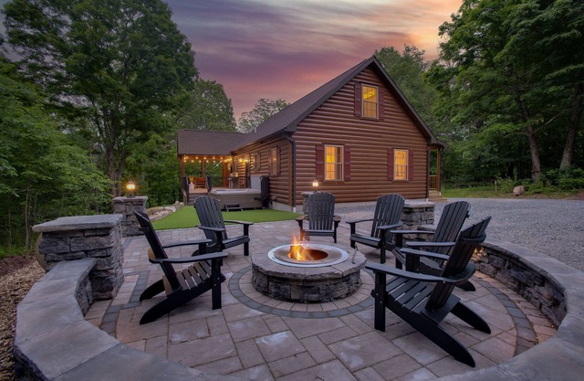Maplewood Haven | HOT TUB, Outdoor TV, Turf + Patio!