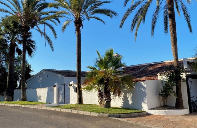 Villa Familiale 4 Ch. à Marbella - Piscine & Jardin Privé - Vue Mer et Montagne