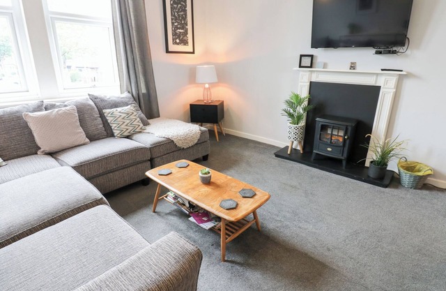 MARDEN MEWS, pet friendly, character holiday cottage in Whitley Bay