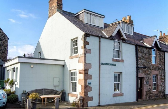 MARIE'S COTTAGE, pet friendly, character holiday cottage in Craster