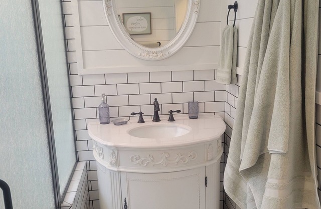 Cozy 2 bedroom house right off town square!