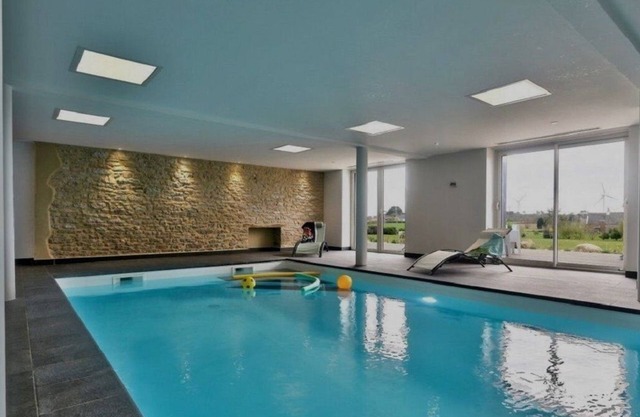 Marie ty-touz , gîte avec piscine intérieure chauffée et privative