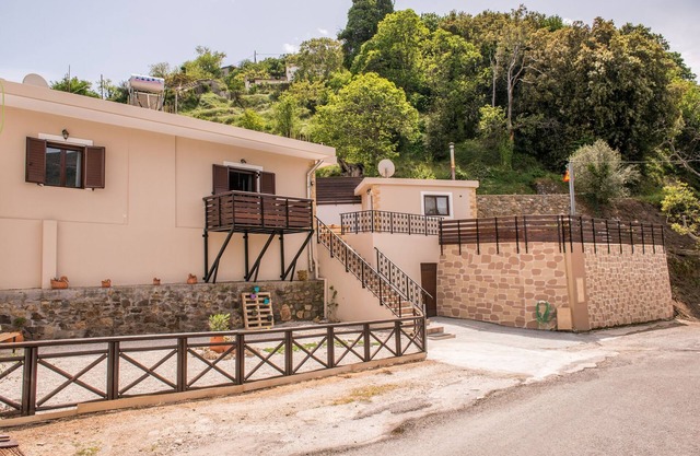 Marika Traditional Home est situé à Élos avec vue sur la montagne.