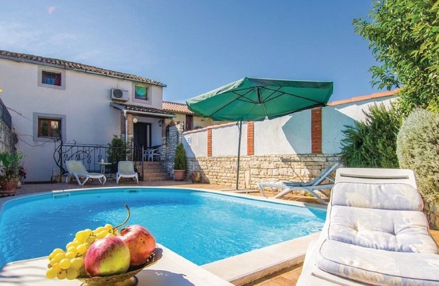 MARINA Holiday House with Pool