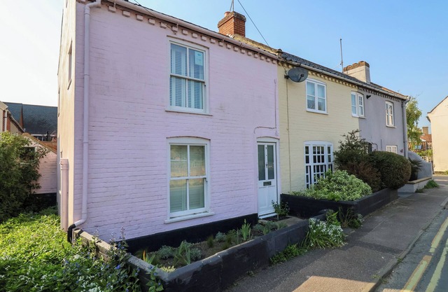 MARINERS COTTAGE, pet friendly, country holiday cottage in Aldeburgh