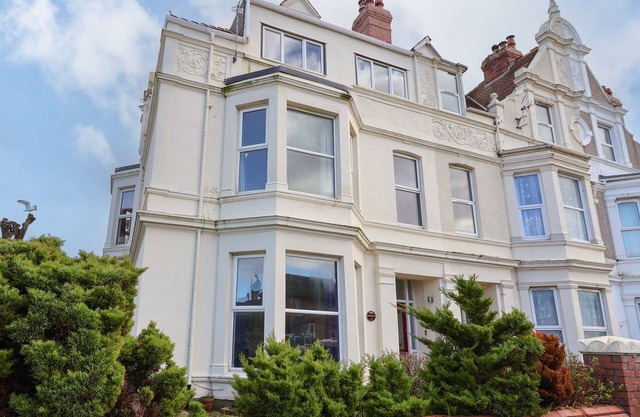 MARINERS LEE, pet friendly, country holiday cottage in Llandudno