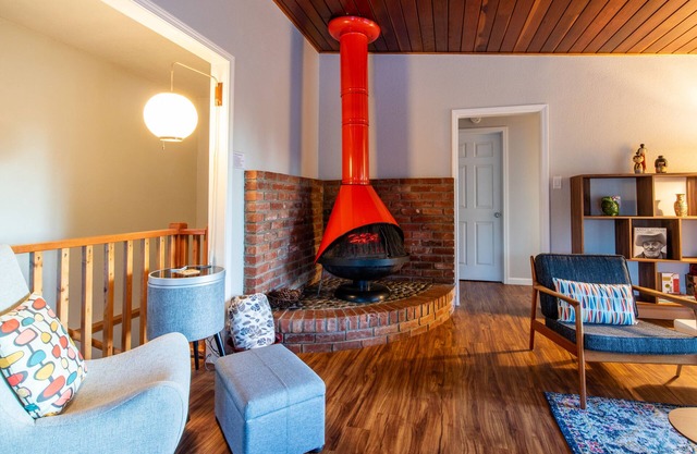 Mariposa Retro Retreat, Mid-Mod style and easy walk to town