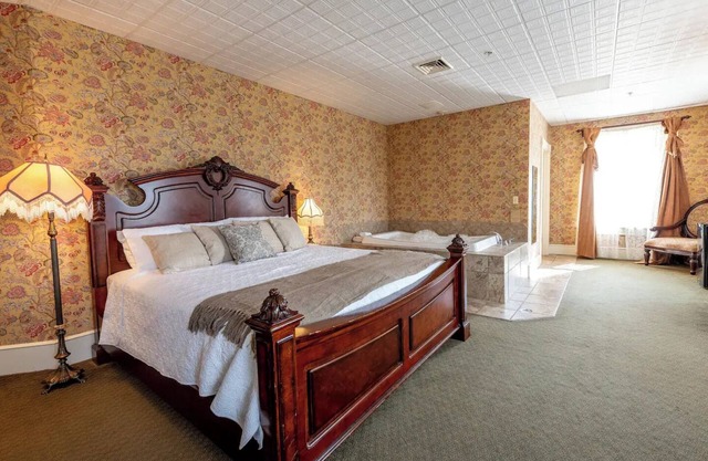 Mark Twain Room - Big Tree Inn - In-Room Jacuzzi