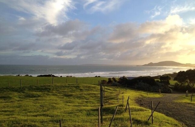 Marrawah Beach Bungalow, plan ouvert sur une colline avec vue.
