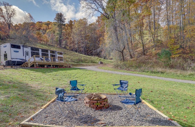 Mars Hill Retreat: Charcoal Grill & Elevated Deck!