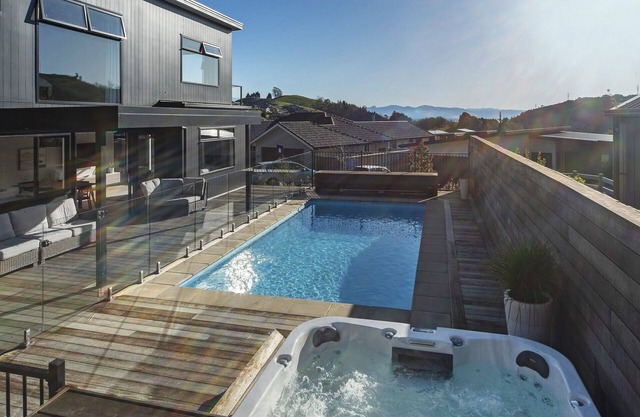 Marsden Escape - Views, Spa and Swimming Pool