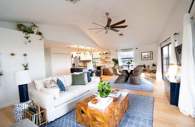 MarshaMellow A modern gulf coast Home!!! Fire pit, paddle boards, gas grill.
