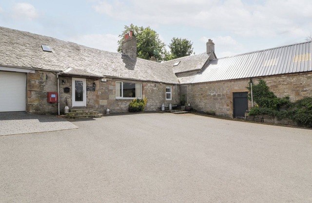 MARSHILL FARM HOUSE, pet friendly, with hot tub in Kirkmuirhill