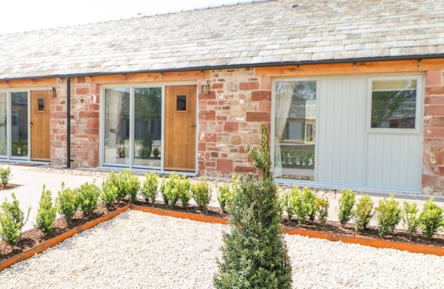 MARTON COTTAGE, pet friendly, with a garden in Appleby-In-Westmorland