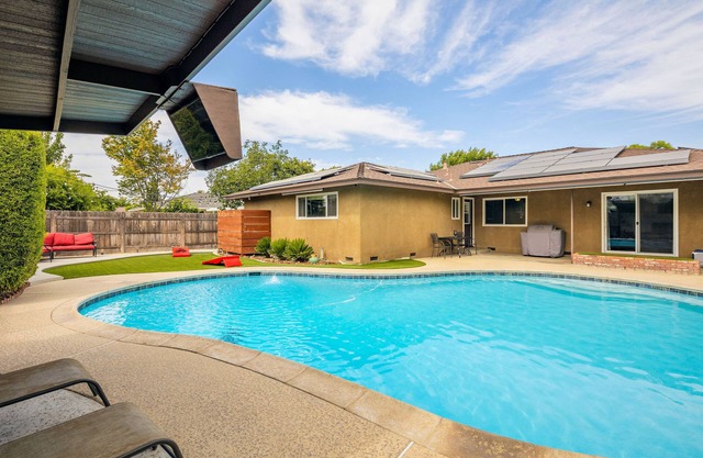 Marvel home w/ Pool, Gazebo, Movie Room, Gym, Traeger