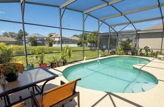 Marvelous Villa, 4 beds 4 bath, pool and lake front