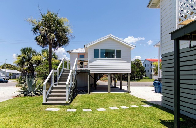 Marysol Cottage – Stylish 1BR w/Full Kitchen, 25 Yards to Beach Access