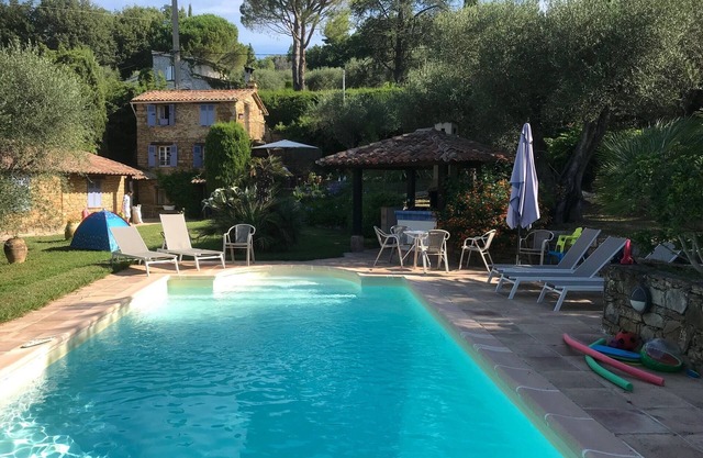 Villa en pierre avec piscine privée. Superbe grand jardin. 30 minutes de Nice.