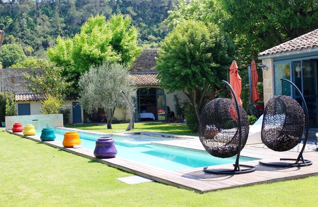 Mas de caractère dans village Médiéval avec piscine, dans grand jardin arboré