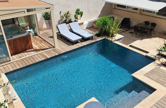 Mas du Touret piscine à débordement et jacuzzi