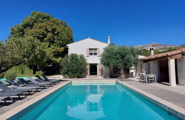 Mas Lasa, grande piscine, terrain de tennis,jardin