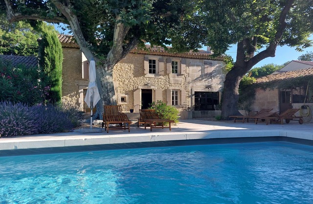 Mas provençal au charme de la pierre-climatisé 6ps